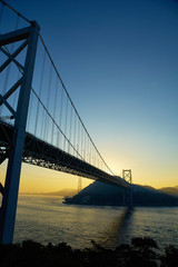 下関から北九州を望む関門橋の夜明け