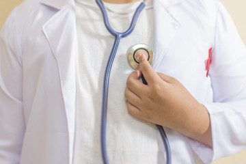 Doctor auscultating himself with a stethoscope.