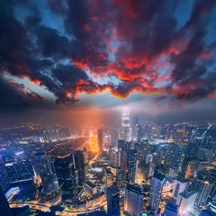 Foto op Plexiglas Luchthorizonmening aan de stad van Kuala Lumpur, Maleisië. Zakelijke wolkenkrabbers zonsondergang centrum achtergrond © Ivan Kurmyshov