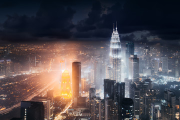 Fototapeta premium Widok na panoramę miasta Kuala Lumpur, Malezja. Biznes wieżowce w centrum miasta w tle