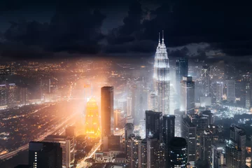 Foto op Plexiglas Luchthorizonmening aan de stad van Kuala Lumpur, Maleisië. Zakelijke wolkenkrabbers nacht centrum achtergrond © Ivan Kurmyshov