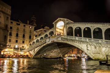 Naklejka na ściany i meble Rialto Bridge romantic Venice by night