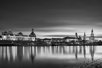 Dresden stadsgezicht panorama in zwart-wit. Beeldende kunst, lange belichtingsnachtfoto van de beroemde stad in Europa met stadslichten en prachtige waterreflecties in de rivier de Elbe. Perfecte afbeelding voor aan de muur