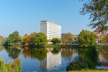 Fototapeta na wymiar Hochhaus am Kleinen Kiel im Herbst