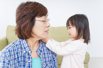 おばあちゃんと部屋で遊ぶ子供