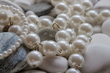 украшение из жемчуга на гальке