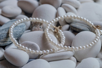 украшение из жемчуга на гальке