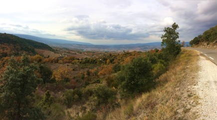Vue of the Monts du Vaucluse valley in Provence 