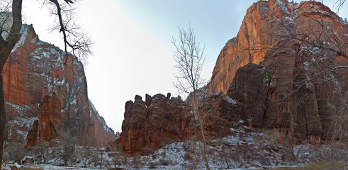 Panoramaaufnahme aus dem Zion Nationalpark im Winter mit Schnee fotografiert auf dem Zion Canyon Scenic Drive tagsüber im Januar 2013