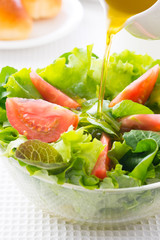 サラダとオリーブオイル