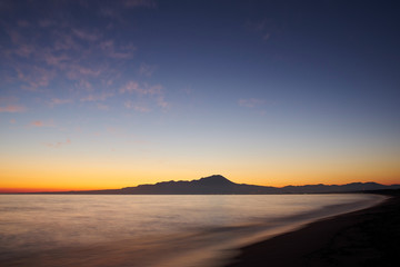 Fototapeta na wymiar 弓ヶ浜から望む大山の夜明け