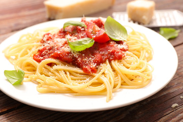 spaghetti with tomato sauce and basil