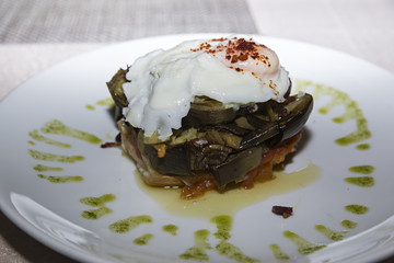 Alcachofas confitadas con huevo escalfado y jamón serrano.