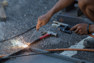 Lack of safety equipment in Welding steel -  with spread smoke, spark lighting.