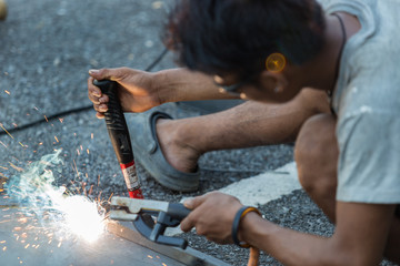 Lack of safety equipment in Welding steel -  with spread smoke, spark lighting.
