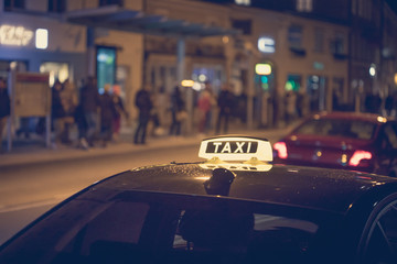 Taxis am Straßenrand, belebte Stadt