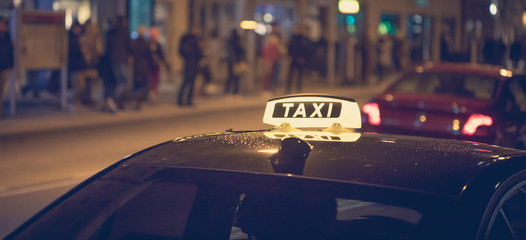 Taxis am Straßenrand, belebte Stadt, Breitbild - obrazy, fototapety, plakaty