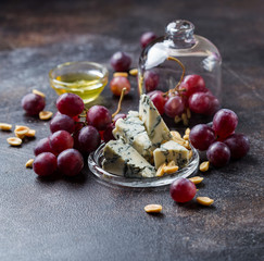 Cheese and grapes