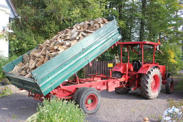 Holzlieferung Traktor