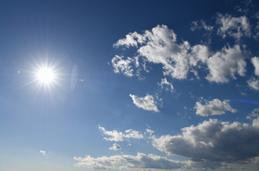 眩しい太陽と青空と雲「雲の風景」（求める、幸福、幸せ、何かを求め、未来、夢などのイメージ）