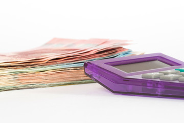 Euro Geldscheine und ein Taschenrechner