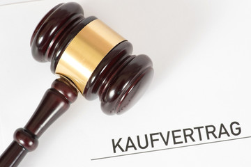 Ein Kaufvertrag und ein Richterhammer