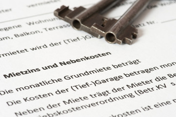 Ein Mietvertrag und ein Schlüssel