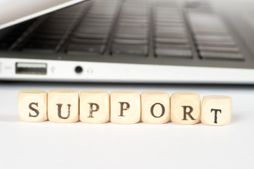 Ein Computer und das Wort Support