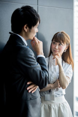 ビジネスイメージ・オフィスの暗めの壁背景