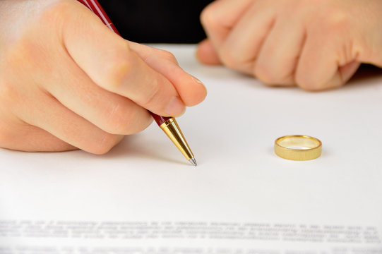 signing divorce agreement