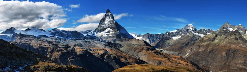 Crédence de cuisine en verre imprimé Cervin Vue imprenable sur la chaîne de montagnes panoramique près du Cervin dans les Alpes suisses.