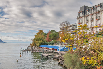 Obraz premium MONTREUX, SWITZERLAND -OCTOBER 29, 2015 : Autumn view of embankment of Montreux and Lake Geneva, canton of Vaud, Switzerland