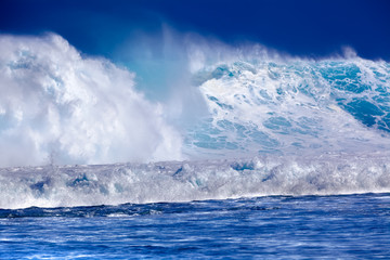 gros temps en mer, vagues explosives bouillonnantes, île de la Réunion 