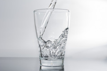 Glas mit Wasser füllen - sauberes Trinkwasser