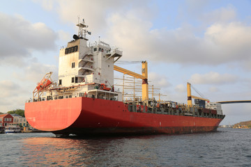 Großes Containerschiff 