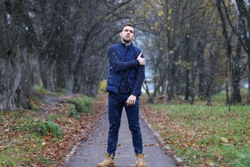 Obraz premium Young beard man in an autumn