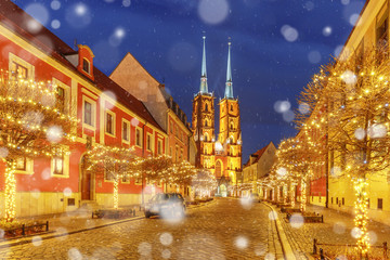 Obraz premium Cathedral of St. John at Cathedral Island or Ostrow Tumski at snowy christmas night in Wroclaw, Poland