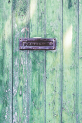 Boite aux lettres sur porte en bois peinture verte 