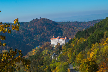 Fototapeta premium Jesienne spacery po pięknym mieście Karlovy Vary (Carksbad) i jego okolicach, Czechy, Sokolov, Kraj karlowarski, Czechy