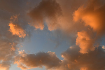 オレンジ色に染まった雲間の向こうに広がる青空「空想・雲のモンスターたち」（黄金に輝く未来、黄金の輝き、黄金時代、黄金伝説、輝く未来などのイメージ）