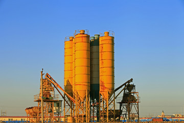 Concrete mixing silo, site construction facilities.