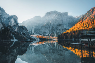 Bateaux sur le lac de Braies ( Pragser Wildsee ) dans les montagnes des Dolomites, Sudtirol, Italie