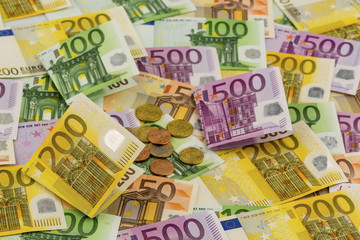 many different euro bills