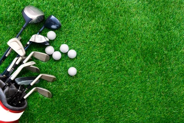 Poster Im Rahmen Golf ball and golf club in bag on green grass © bohbeh