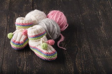 Fototapeta na wymiar Knitting baby shoes