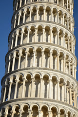 Colonnades de la tour penchée de Pise en Toscane, Italie