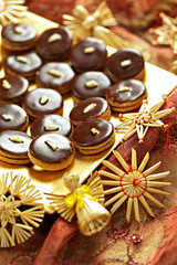 Weihnachtsbäckerei: Schokoladeplätzchen in einem goldenen Teller mit Weihnachtsdekoration