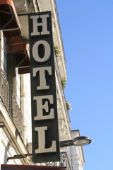Une enseigne d'un h&ocirc;tel