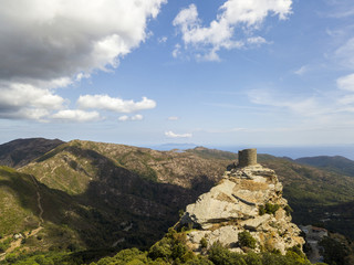 Vista aerea della Torre di Seneca, Corsica, Francia, antica torre genovese del XVI secolo nel cuore del Capo Corso, costruita come torre di guardia, monumento storico dal 1840