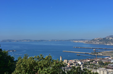 Fototapeta na wymiar Napoli, panorama di Bagnoli e golfo di Pozzuoli, osservato dal parco Virgiliano di Posillipo